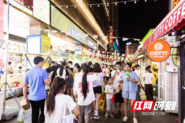 图七五岭广场名汇夜市赏玩街热闹非凡。_副本.jpg