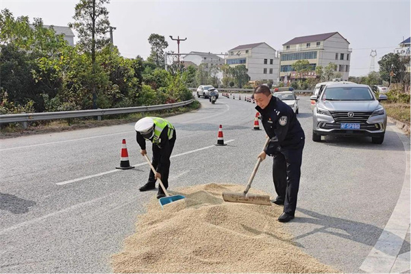 半挂车侧翻马路，汨罗交警民众协力清理30余吨黄豆.jpg